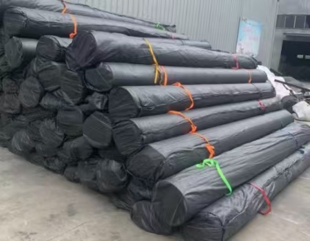 Aplicación de geomembrana de HDPE en la refinería de alúmina AI Taweelah, Abu Dhabi, Emiratos Árabes Unidos